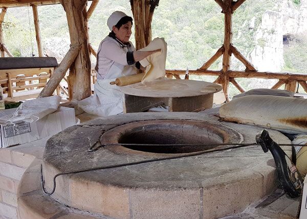 Bei unserer Georgien Reise besuchen wir Einheimische beim Fladenbrot backen