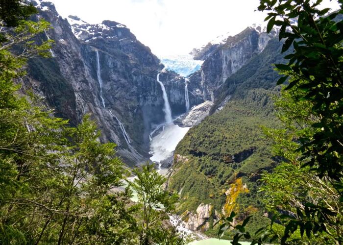 Inmitten des Urwalds vom Queulat Nationalpark erscheint der Colgante Gletscher