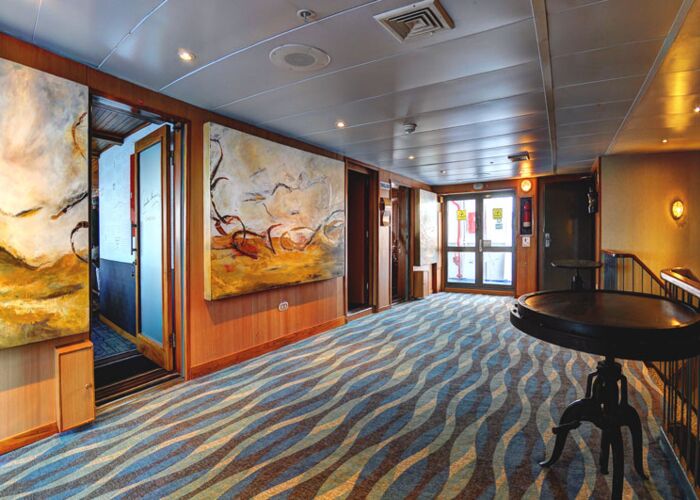 Gemütliche Innenausstattung auf dem Kreuzfahrtschiff Legend