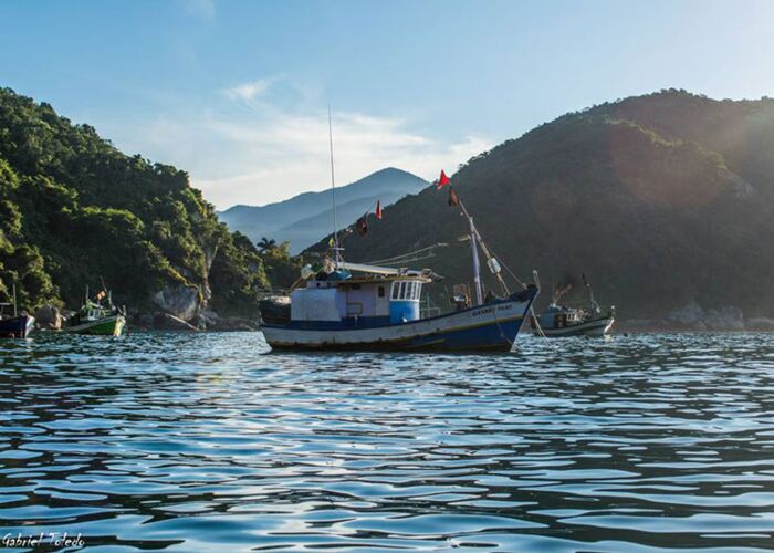 An den Buchten der Isla Grande sind Fischer mit Ihren Booten zu sehen