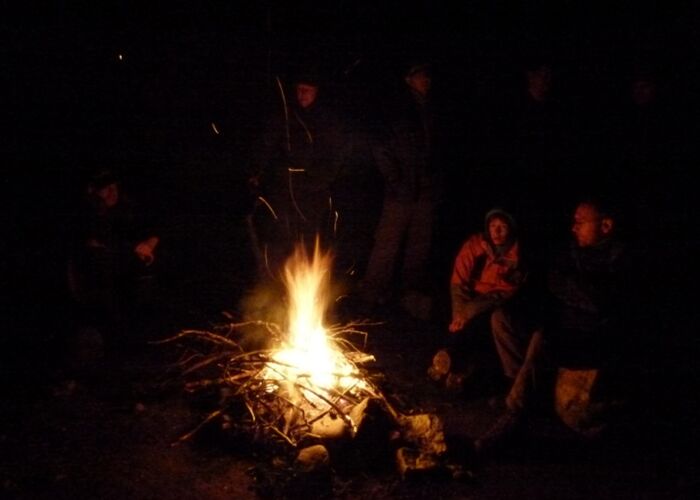 Zum Ausklang eines gelungenen Trekkingtages in der Alaska Range genießen wir die Lagerfeuerromantik