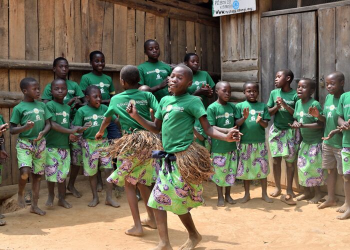 Bei der Uganda-Rundreise besuchen wir auch eine lokale Schule in den Ruwenzori-Bergen