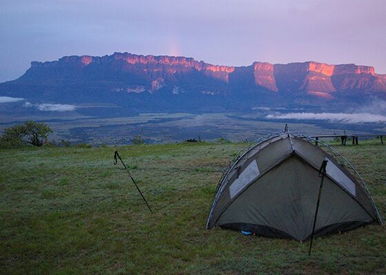 Zeltcamp vor dem Berg der Götter in Venezuela zu Beginn des Trekkings