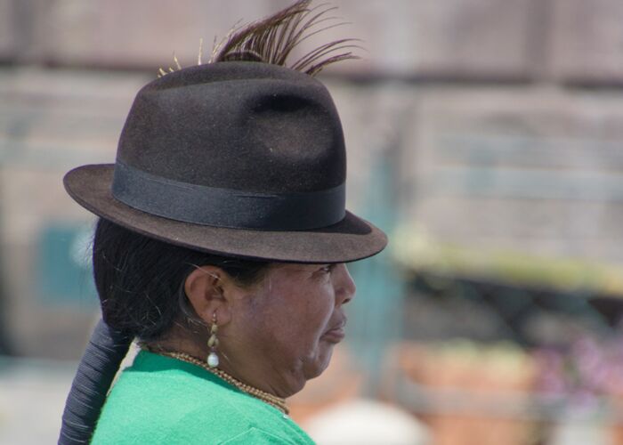 Zur ecuadorianischen Tracht gehört auch bei den Marktfrauen ein Hut