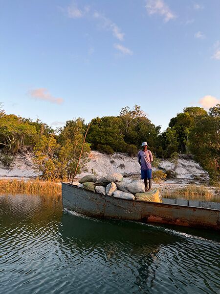 Abendstimmung am Ufer mit einem Fischerboot in Madagaskar.