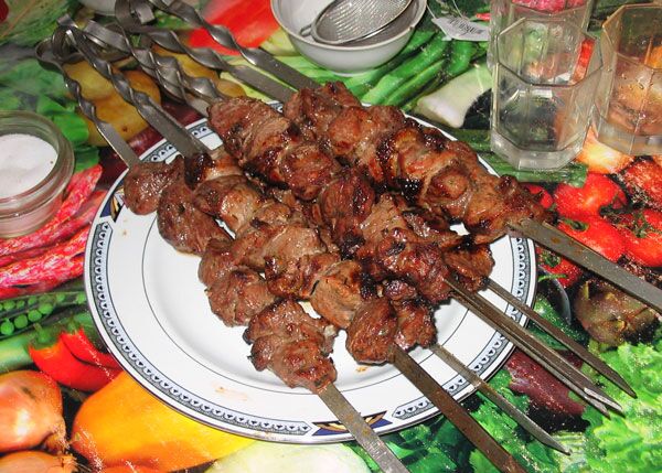 Kulinarisch hat die Armenien-Reise auch etwas zu bieten mit Schaschlik