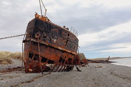 Anfang des 20. Jahrhunderts noch der wichtigste Wirtschaftszweig Patagoniens, liegen heute die Wracks verfallen am Strand