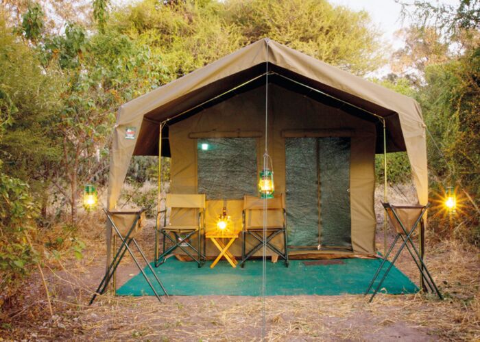 Begehbare Safari-Zelte im Busch von Botswana
