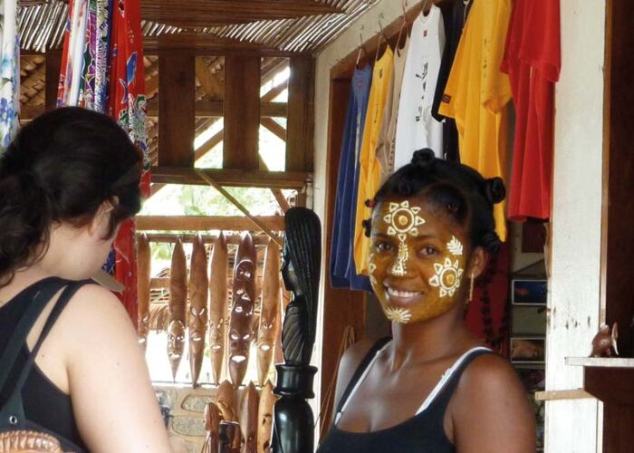 Traditionelle Gesichtsbemalung in Madagaskar