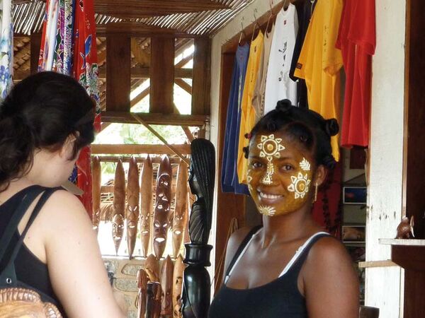 Auf den Märkten in Madagaskar sind oft Frauen mit traditionellen Gesichtsbemalungen zu sehen