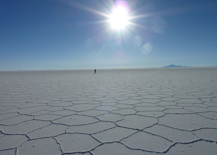 Auf dem trockenen Salzsee Uyuni in Bolivien