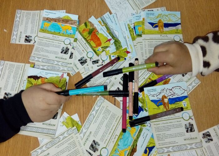 Die Kinder bemalen die Etiketten des Weines