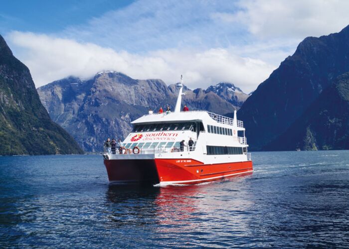 Bei der Privatreise fahren wir auch mit dem Boot durch die Fjorde des Milford Sounds