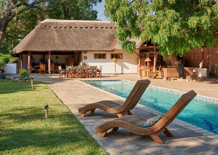 Lodge-Übernachtung in Lusaka in der Wild Dogs Lodge mit Pool