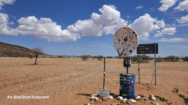 Originelle Standortmarkierung blue drum bei der Durchfahrt durch das Kaokoland in Namibia