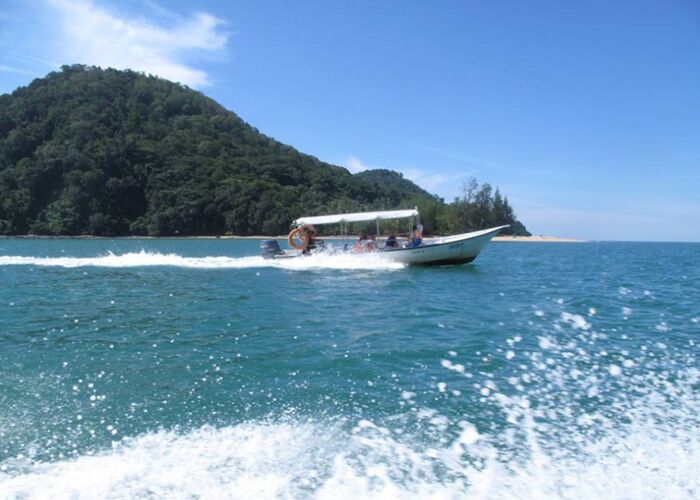 Auf dem indonesischen Pitas Lake per Boot unterwegs