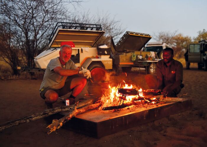 Das Abendessen im Wildnis-Camp im South Luangwa Nationalpark wird unter freiem Himmel gekocht