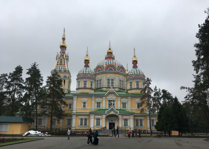 Bei der Stadtbesichtigung in Almaty besichtigen wir die Himmelfahrts-Kathedrale