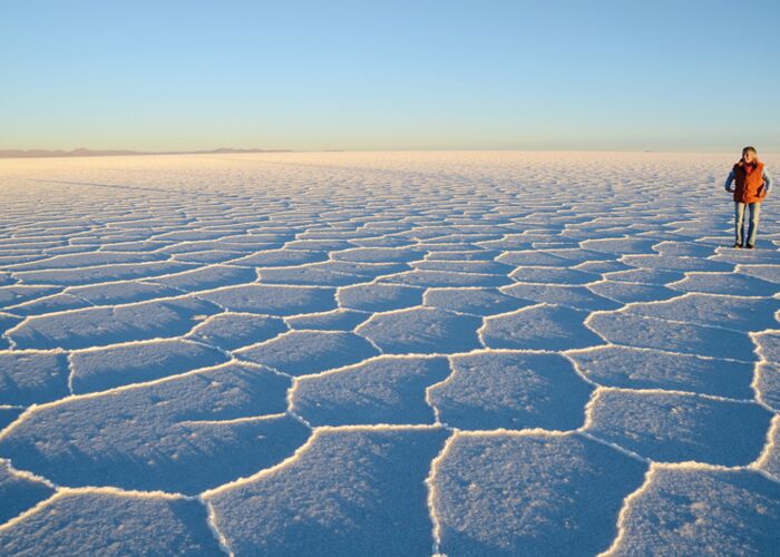 Ein Naturwunder sind die gebildeten Salzaugen auf dem trockenen Salar de Uyuni