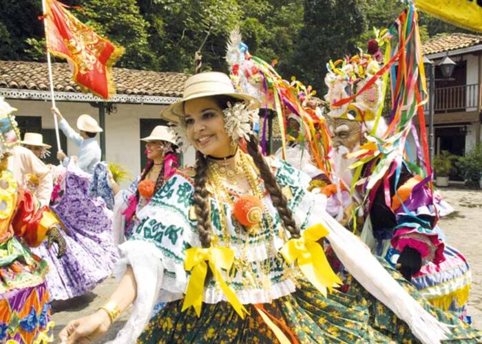 Traditionell trägt man in Panama Pollera Röcke für folklorische Tänze.