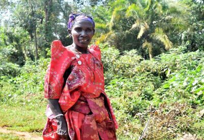 Auf der Uganda-Reise treffen wir oft auf traditionell gekleidete Ugander