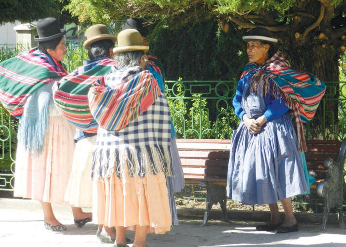 Die Cholitas tragen Ihre Marktware auf dem Rücken in Tragetüchern