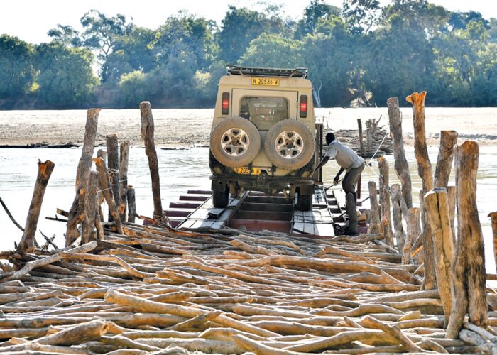 Zu den meisten Safaris durch Zambia gehört auch eine Flussüberquerung