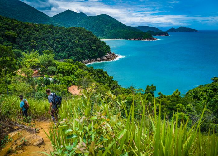 Am Ufer der Joatinga-Trekkingroute in Brasilien