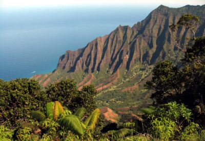 Blick auf das saftig grüne Kalalau Valley während einer Wanderung auf Hawaii