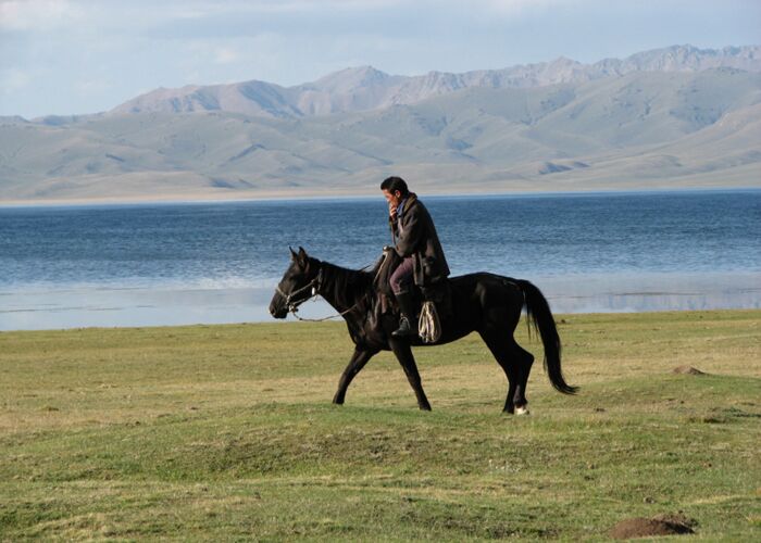 Reiter am Song Kul See in Kirgistan