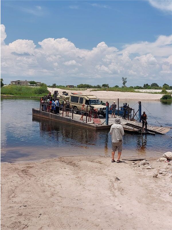 Die Reisegruppe überquert den Fluß in den Liuwa Plains in einer einfachen Fähre
