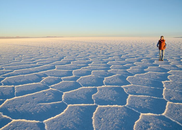 Die Salzkristalle auf der Uyuni-Wüste bilden in der Trockenzeit wundersame Muster