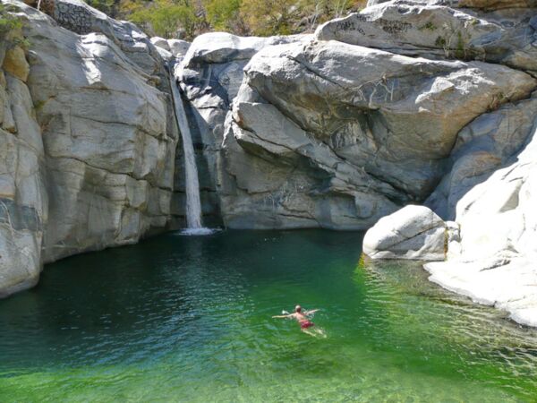 Nach einer Wanderung zur Lagune baden wir in einem Canyon mit Wasserfall