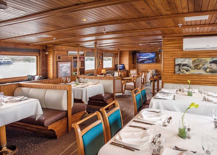 Der Speisesaal unseres Exklusiv-Charters bei der Reise nach Galapagos mit Reiseleitung