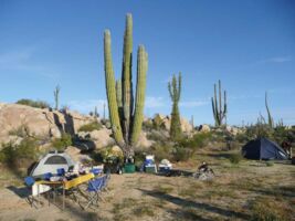 Zelte und Ausrüstung vor den Boulderfields bei der Expedition Baja Trekking