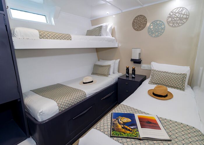 Gemütliche Einrichtung in der Dreibettkabine auf dem Monserrat Schiff