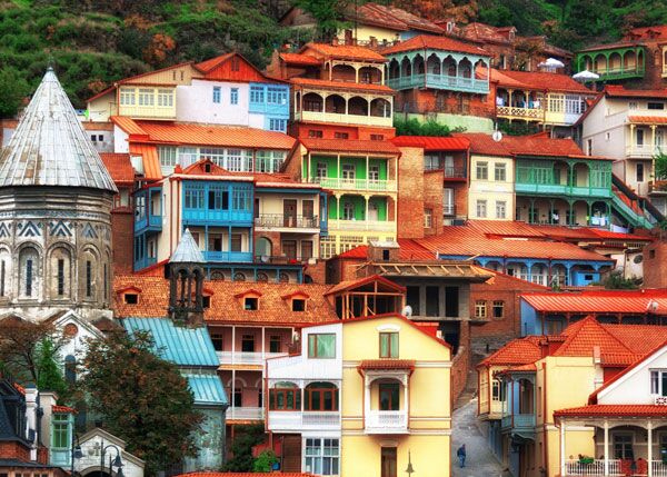 Die Stadt Tiflis ist bekannt für seine schönen Häuser mit bunten Fassaden