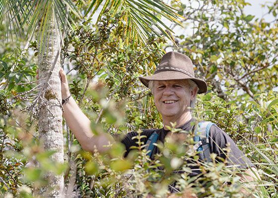 Unser deutschsprachiger Reiseleiter führt die Gruppe durch den Macarena Nationalpark
