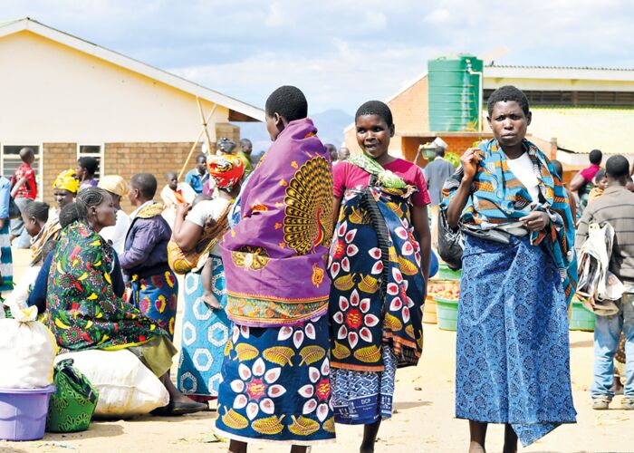 Viele Frauen am Tanganyika See tragen ihre traditionalle Kitenge-Tücher