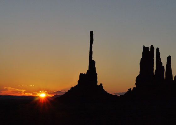 Bei der USA-Reise genießen wir in den roten Canyons den Sonnenuntergang