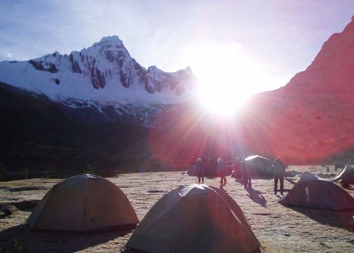 Trekkingtour am Fuße des Alpamayo mit Zeltübernachtung