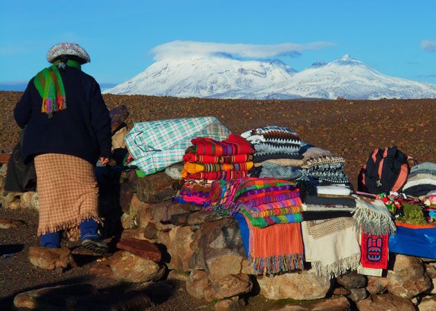 Bei der Peru Rundreise treffen wir am Straßenrand im Colca-Tal auf Marktfrauen
