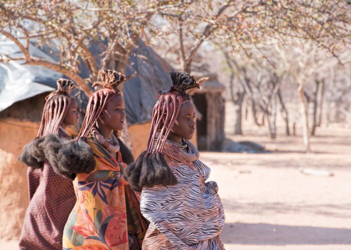 Der Reiseleiter erklärt uns die Kultur der Himba bei der Namibia Safari