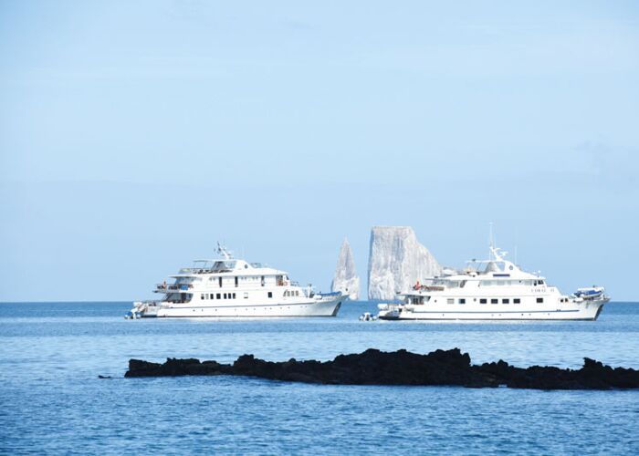 Die beiden Schiffe während der Kreuzfahrt auf die Galapagos Inseln