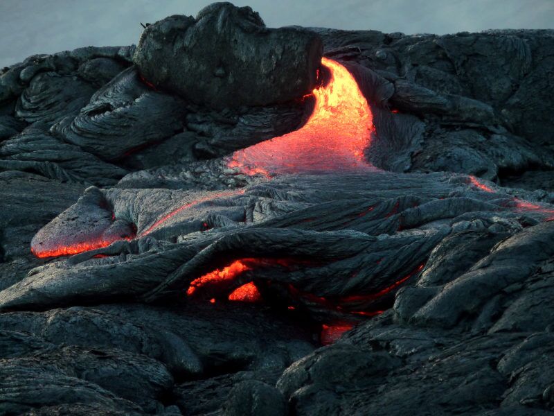 Ein heisser Lavafluss während einer Lavawanderung auf Hawaii
