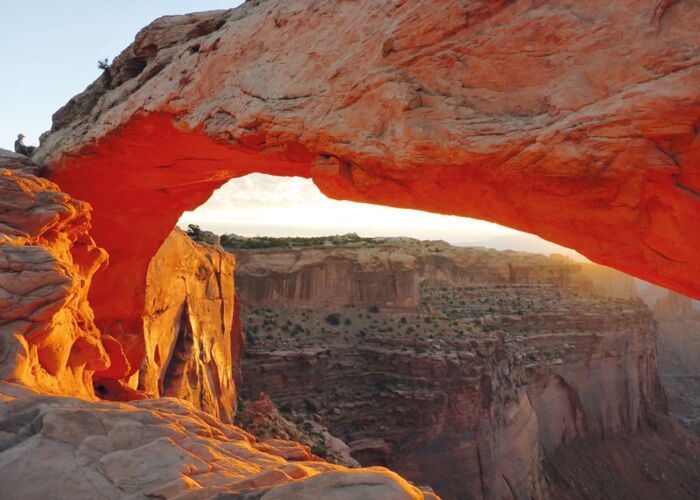 Trekkingtour beim Mesa Arch Felsbogen - das Wahrzeichen des Canyonlands Nationalpark