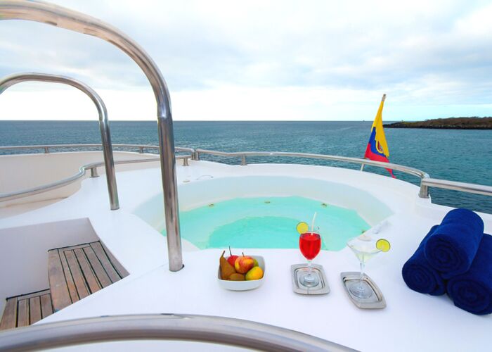 Das Deck der Treasure Galapagos bietet auch einen kleinen Pool