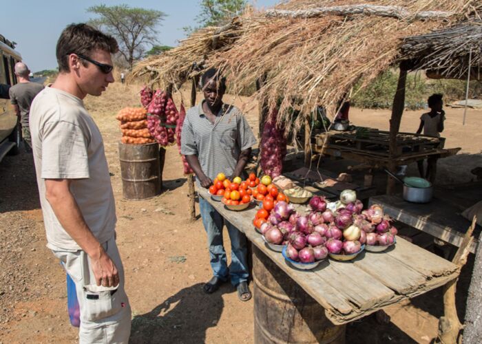 Der Reiseleiter kauft die Verpflegung oft unterwegs an einheimischen Marktständen in Zambia
