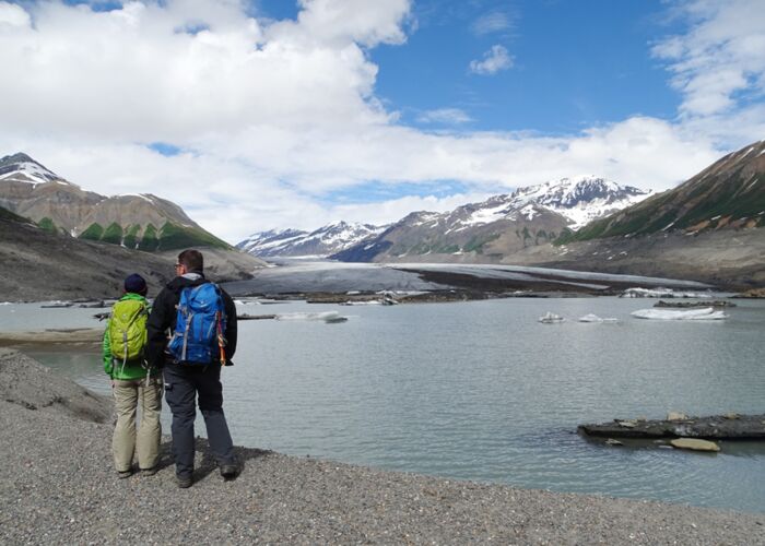Eingerahmt von Bergen wandern wir zum Root Gletscher