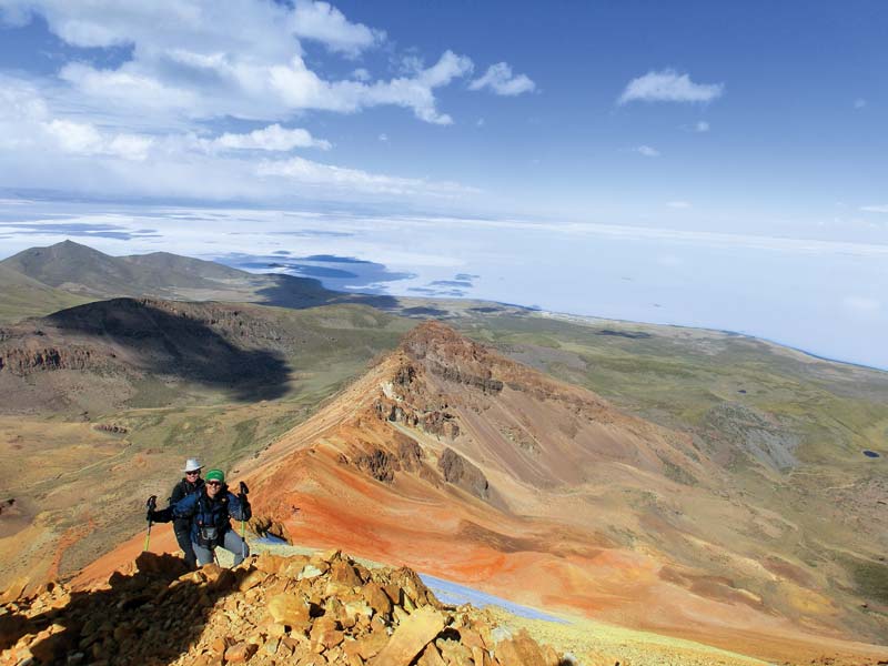 Ein Bergführer begleitet uns bei der Besteigung des 5000er Vulkans Tunupa über dem Salar de Uyuni